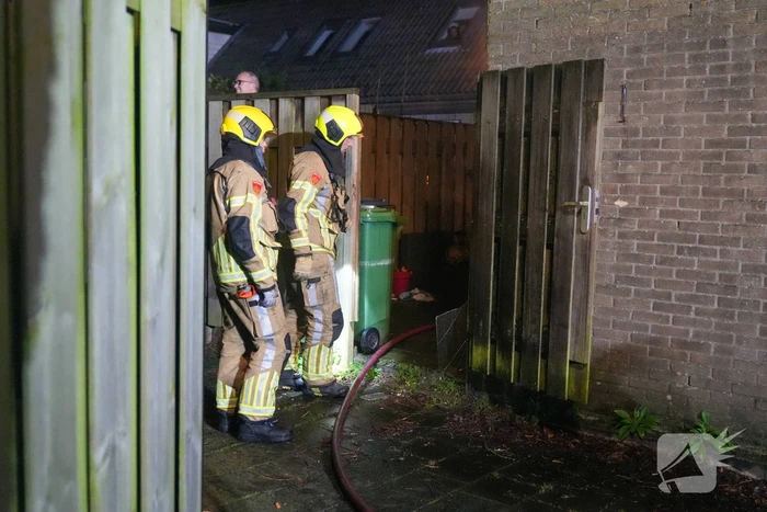 Brandweer dooft brand in schuur