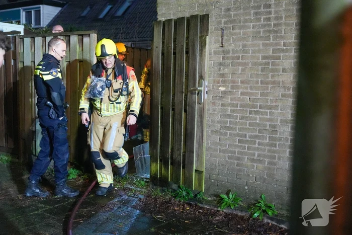Brandweer dooft brand in schuur