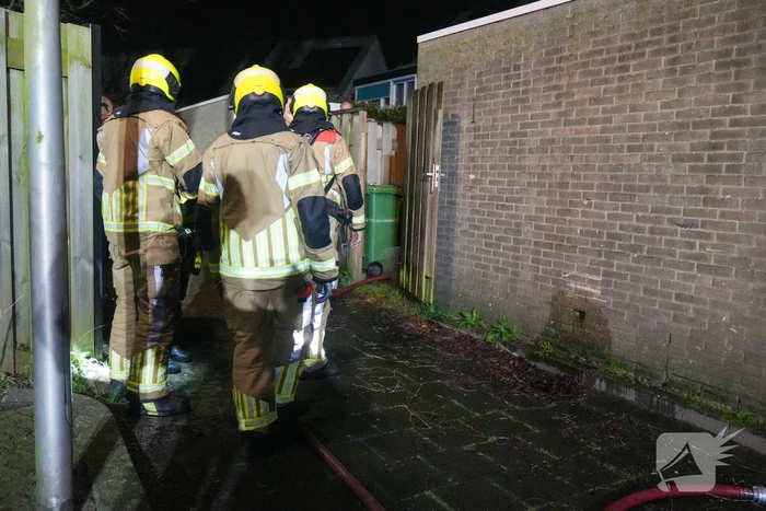 Brandweer dooft brand in schuur