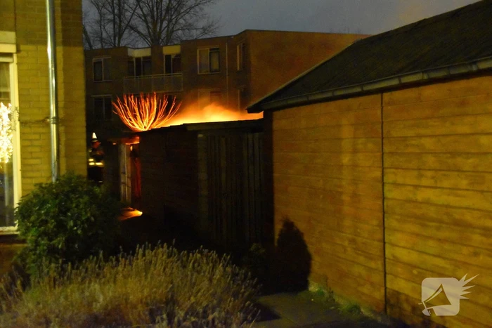 Brandweer langer onderweg naar containerbrand in achtertuin