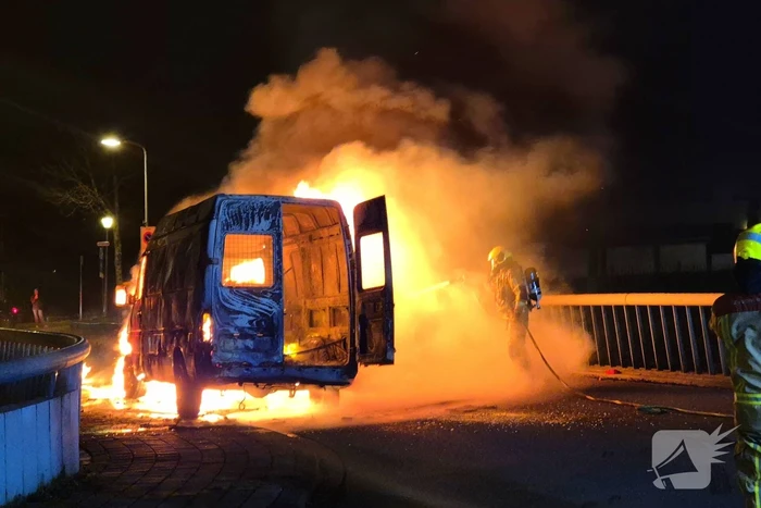 Bestelbus gaat in vlammen op