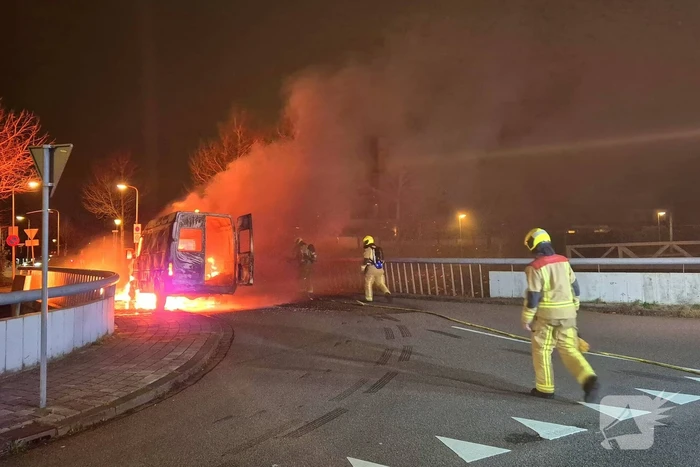 Bestelbus gaat in vlammen op