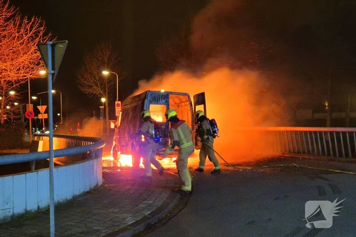 Bestelbus gaat in vlammen op