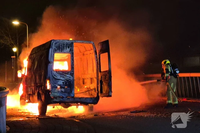 Bestelbus gaat in vlammen op