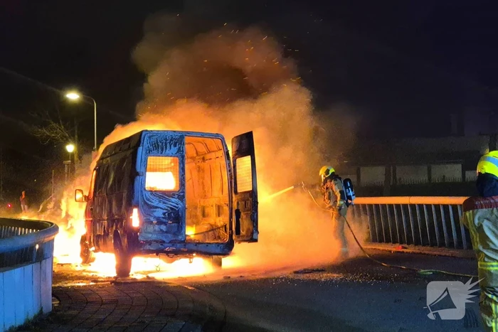 Bestelbus gaat in vlammen op