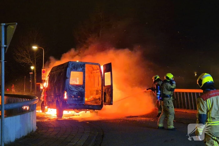 Bestelbus gaat in vlammen op