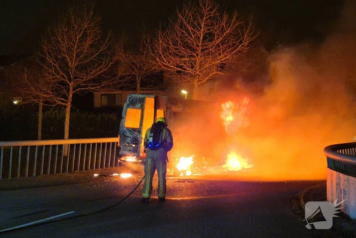 Bestelbus gaat in vlammen op