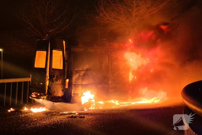 Bestelbus gaat in vlammen op