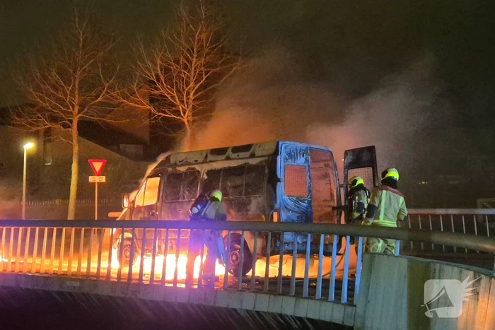 Bestelbus gaat in vlammen op