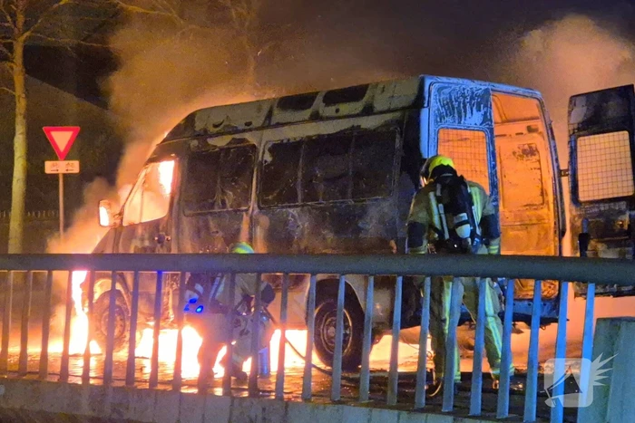 Bestelbus gaat in vlammen op