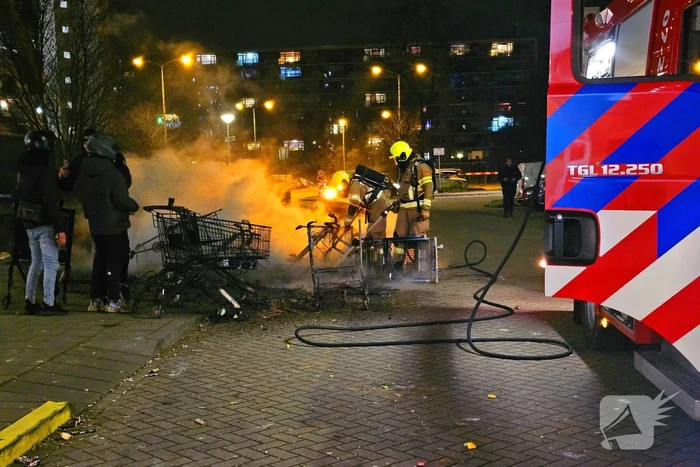 Meerdere winkelwagens in brand gestoken