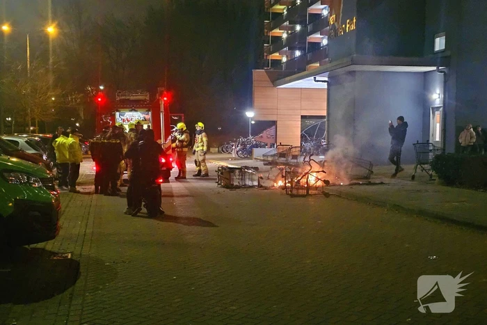 Meerdere winkelwagens in brand gestoken