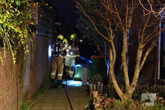 Kliko met olie in brand tegen woning