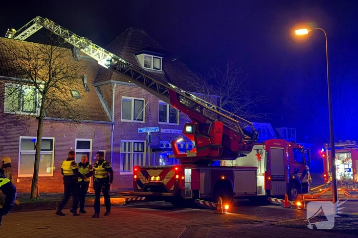 Brandweer blust brand in woning