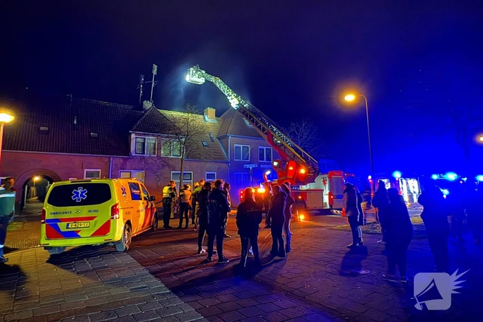 Brandweer blust brand in woning