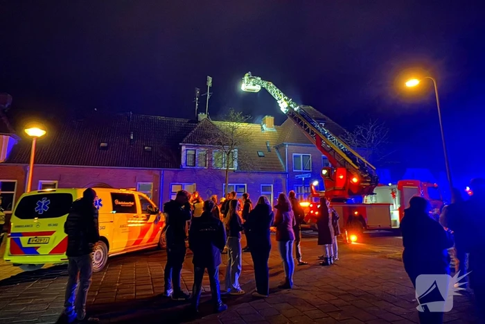 Brandweer blust brand in woning