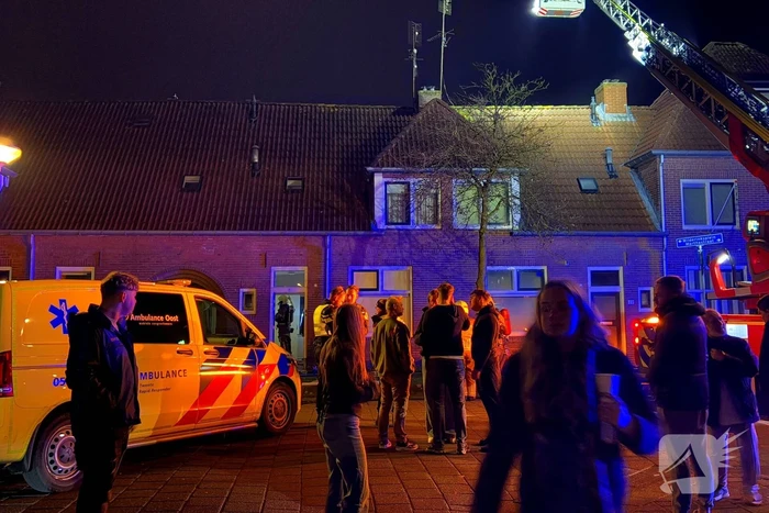 Brandweer blust brand in woning
