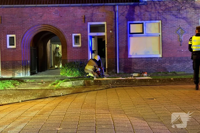 Brandweer blust brand in woning
