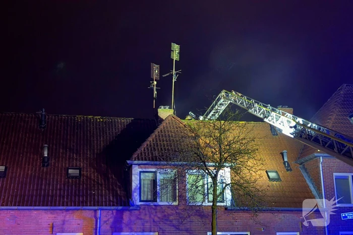 Brandweer blust brand in woning