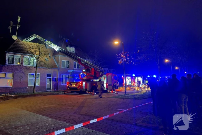 Brandweer blust brand in woning