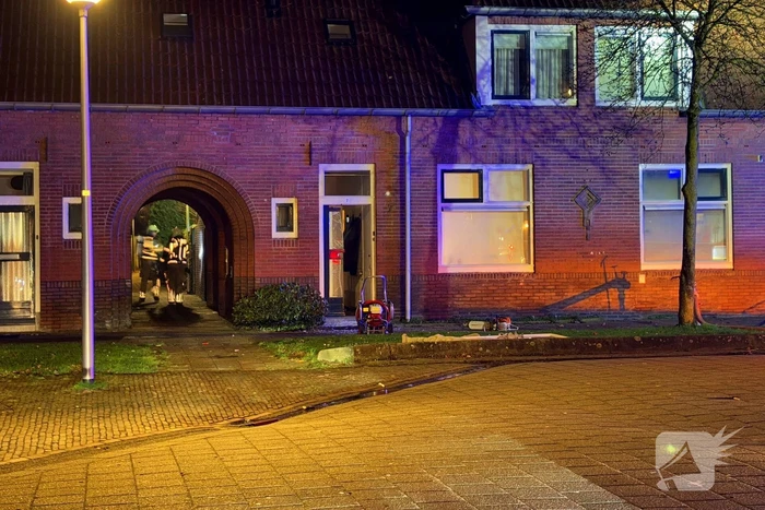 Brandweer blust brand in woning