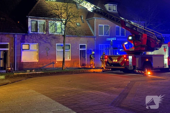 Brandweer blust brand in woning