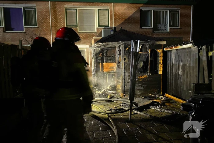 Schuur door brand verwoest