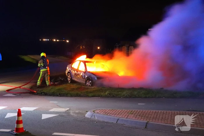Brandende sloopauto zorgt voor veel rook