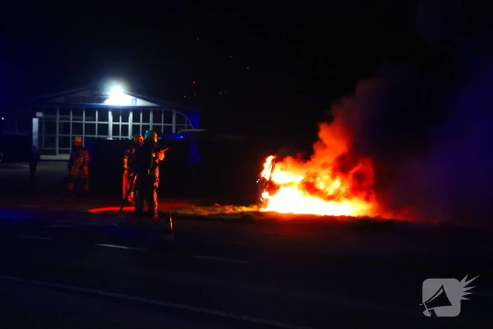 Brandende sloopauto zorgt voor veel rook