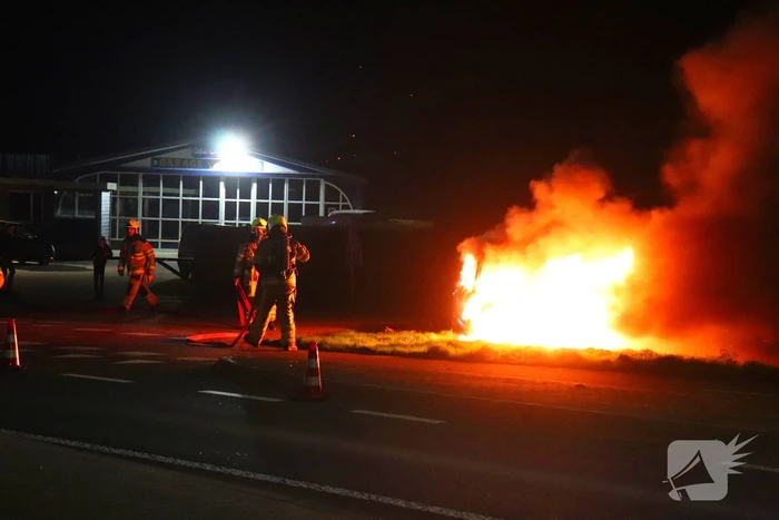 Brandende sloopauto zorgt voor veel rook