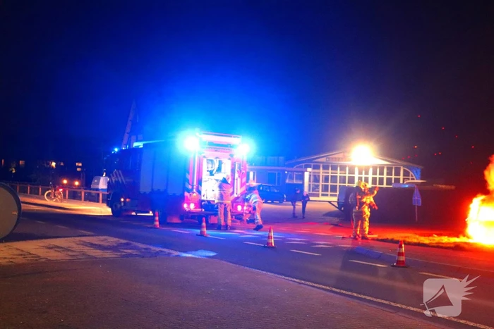 Brandende sloopauto zorgt voor veel rook