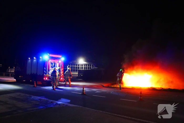 Brandende sloopauto zorgt voor veel rook