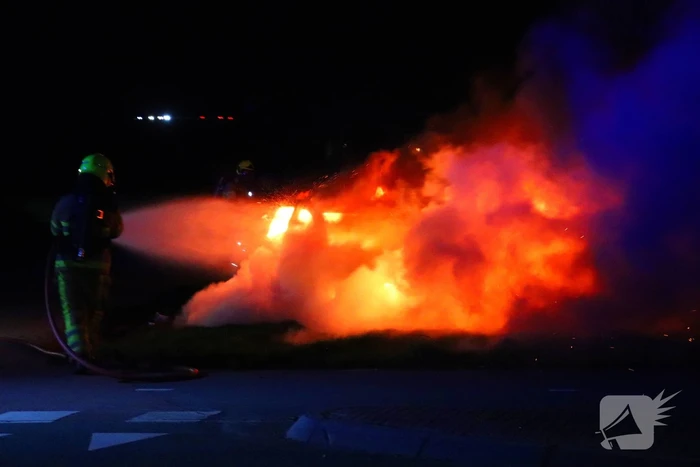 Brandende sloopauto zorgt voor veel rook