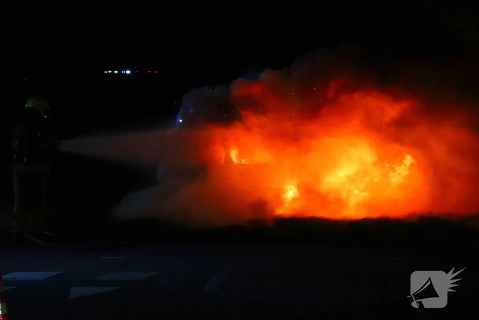 Brandende sloopauto zorgt voor veel rook