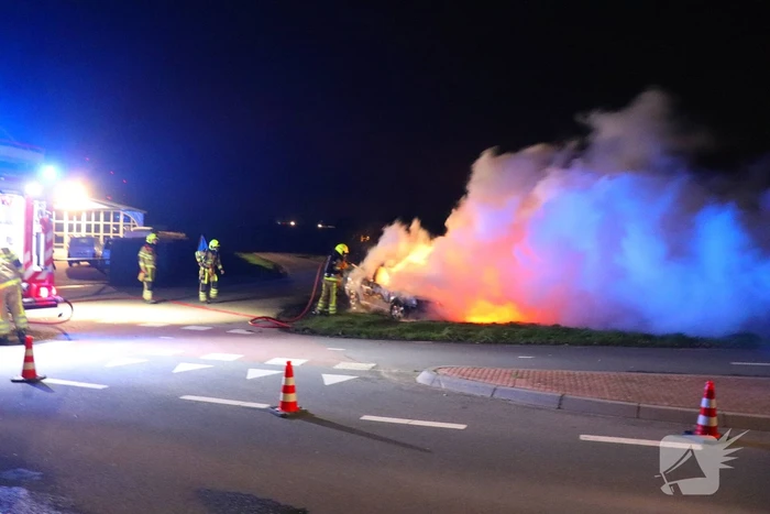 Brandende sloopauto zorgt voor veel rook