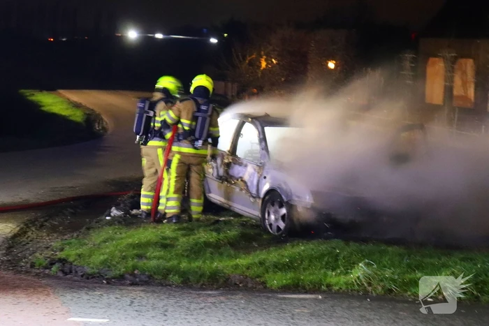 Brandende sloopauto zorgt voor veel rook