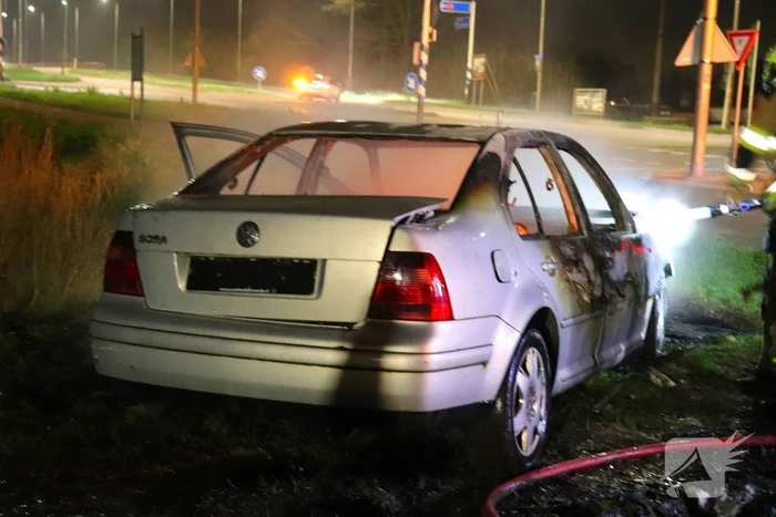 Brandende sloopauto zorgt voor veel rook