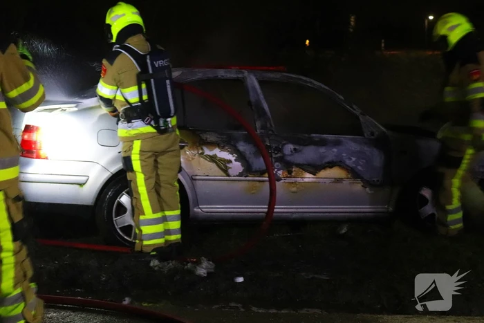 Brandende sloopauto zorgt voor veel rook