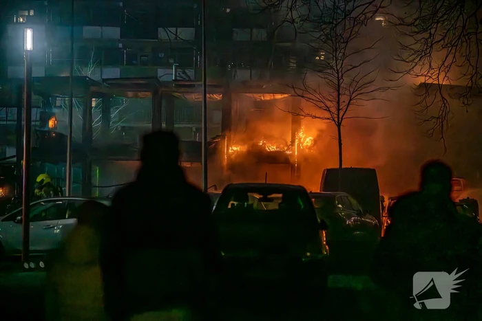 Flatbewoners geëvacueerd wegens grote brand in bouwketens