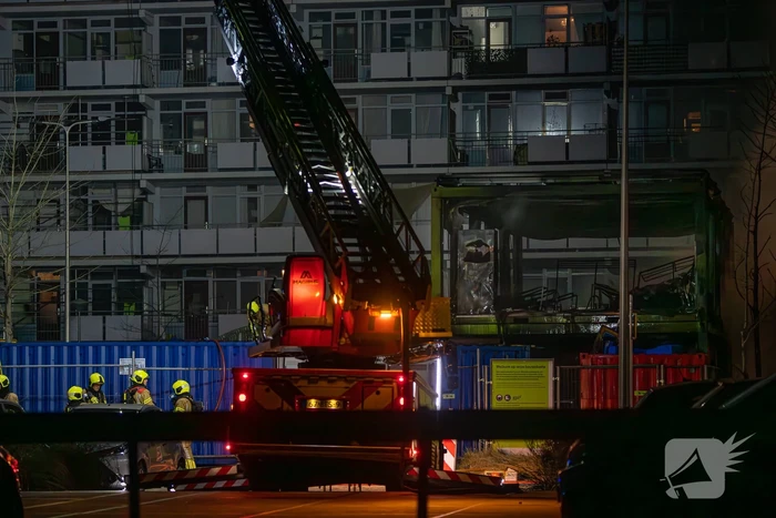 Flatbewoners geëvacueerd wegens grote brand in bouwketens