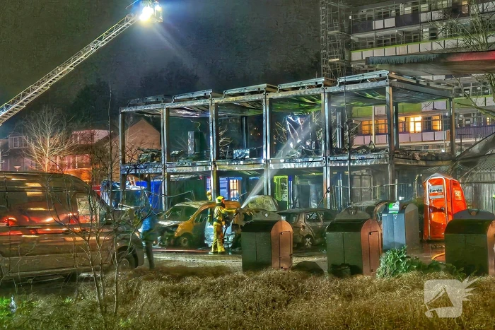 Flatbewoners geëvacueerd wegens grote brand in bouwketens