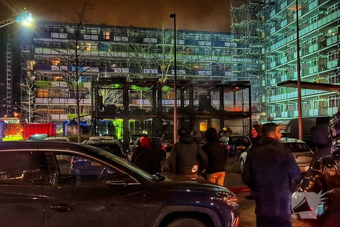 Flatbewoners geëvacueerd wegens grote brand in bouwketens