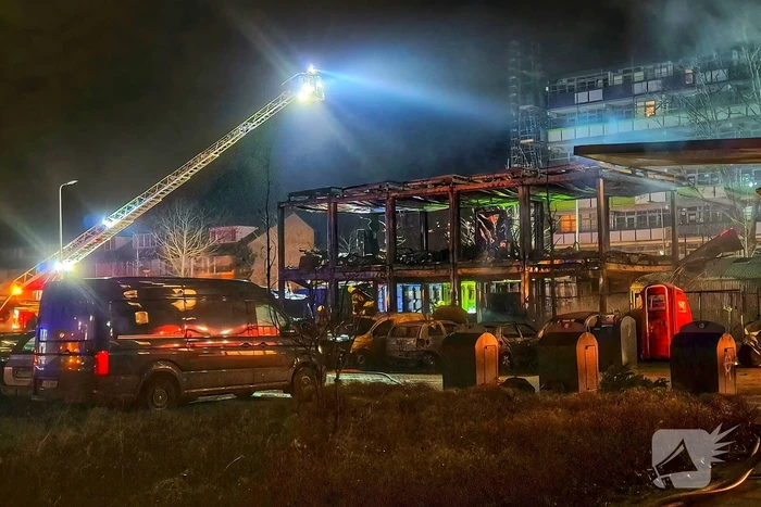 Flatbewoners geëvacueerd wegens grote brand in bouwketens