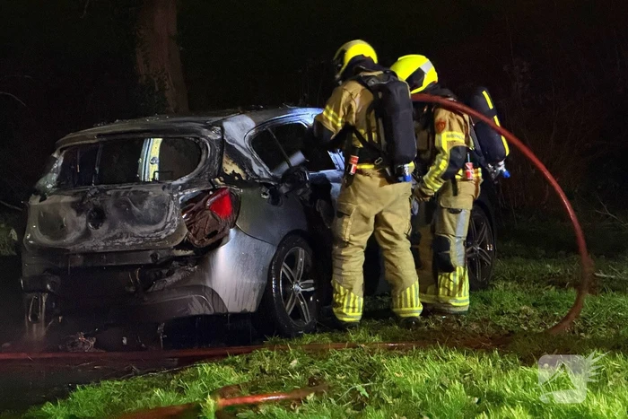 Auto volledig uitgebrand, politie onderzoekt oorzaak