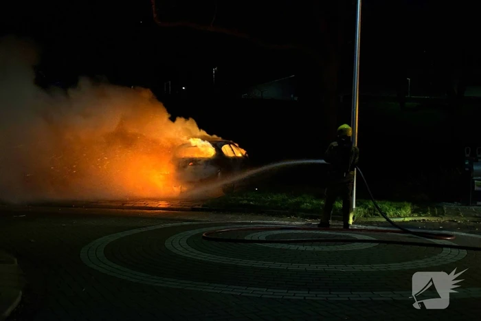 Auto volledig uitgebrand, politie onderzoekt oorzaak