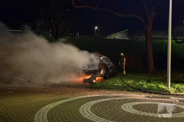 Auto volledig uitgebrand, politie onderzoekt oorzaak