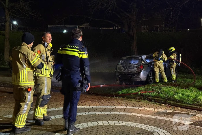 Auto volledig uitgebrand, politie onderzoekt oorzaak