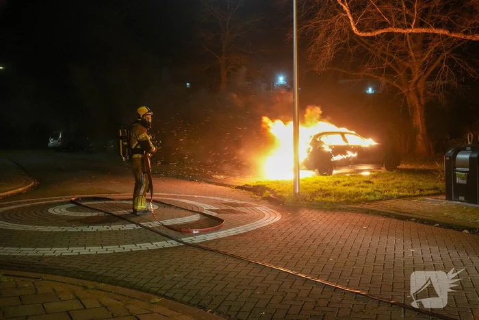 Auto volledig uitgebrand, politie onderzoekt oorzaak