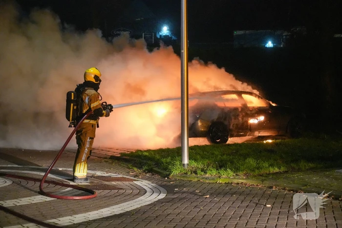Auto volledig uitgebrand, politie onderzoekt oorzaak