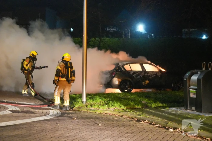 Auto volledig uitgebrand, politie onderzoekt oorzaak